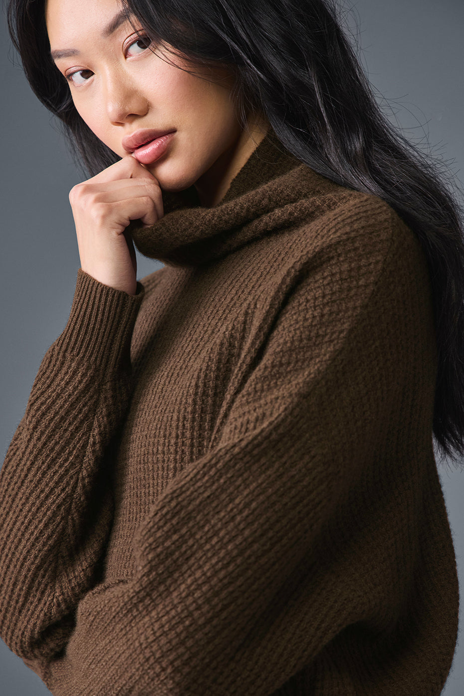 Alo Cashmere Plush Waffle Turtleneck Pullover - Espresso